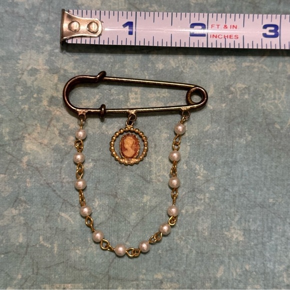 VINTAGE CAMEO AND FAUX PEARL PIN - Picture 5 of 8
